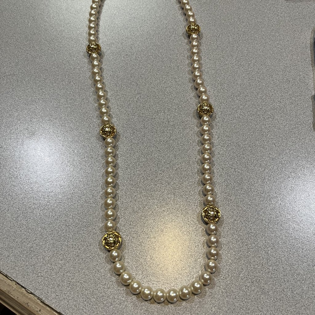 Beautiful Women's Costume Pearl Necklace